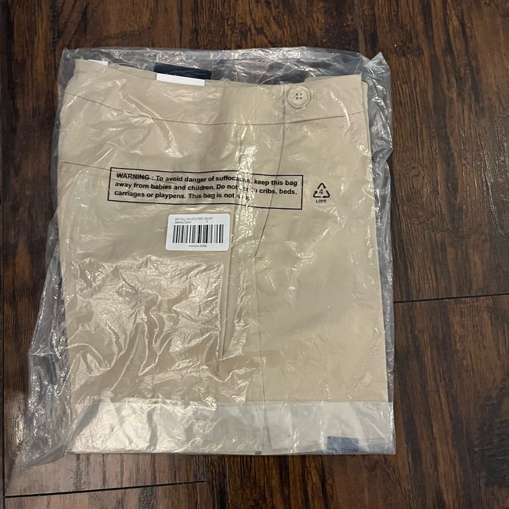 White House Black Market Sienna Sand Shorts Size 6 New